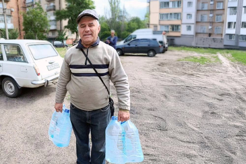 Мешканцям Марганецької громади продовжують роздавати воду благодійники.