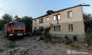 Загорівся дах двоповерхового будинку: подробиці обстрілу Марганця від ДСНС