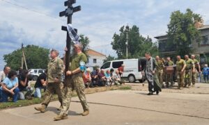 Плакало небо дощем, плакала громада сльозами… На Нікопольщині сьогодні прощалися з полеглим Героєм (фото)