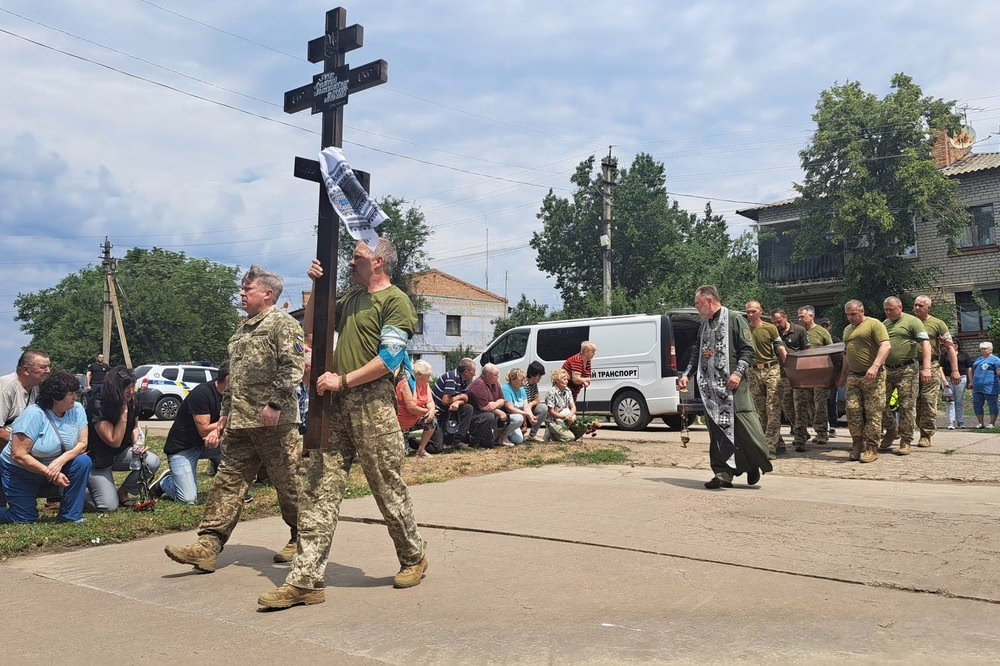 Плакало небо дощем, плакала громада сльозами… На Нікопольщині сьогодні прощалися з полеглим Героєм (фото)