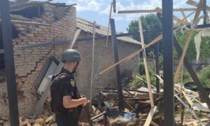 Подружжя було у будинку: подробиці про смертельні обстріли Нікополя і Синельниківщини розповіли у поліції