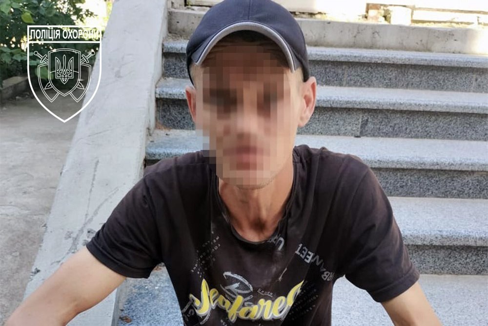 У Нікополі чоловік намагався викрасти автомобільний диск, зламавши двері об’єкту під охороною 1 У Нікополі чоловік намагався викрасти автомобільний диск, зламавши двері об’єкту під охороною