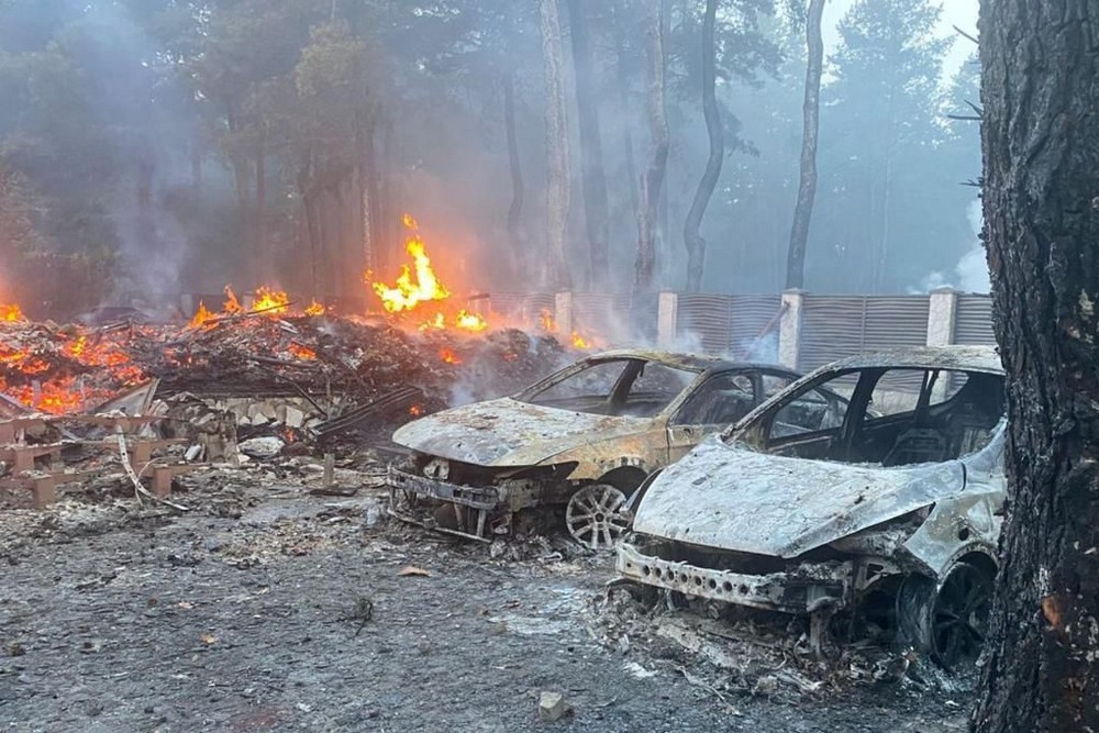 Троє поранених і масштабна пожежа: про наслідки нічних ударів по Дніпропетровщині розповіли в прокуратурі і ДСНС