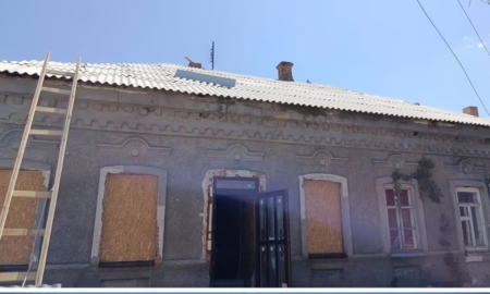 У Нікополі відновлюють і «консервують» понівечені ворогом будинки (фото)