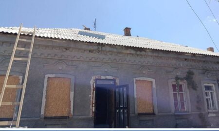 У Нікополі відновлюють і «консервують» понівечені ворогом будинки (фото)