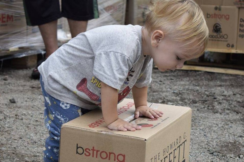 Мешканці Мирівської громади отримали продукти, засоби гігієни і воду від благодійників (фото)