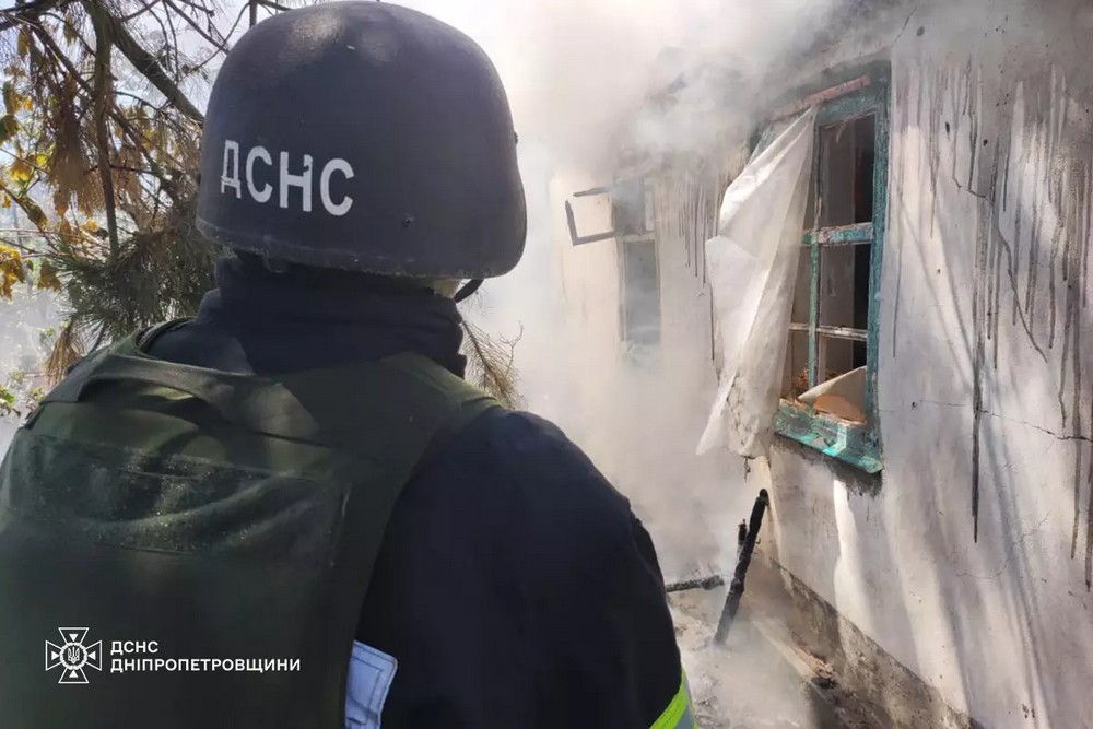 У Нікополі сьогодні FPV-дрон влучив у житловий будинок: сталася пожежа (фото)