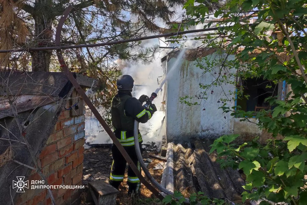У Нікополі сьогодні FPV-дрон влучив у житловий будинок: сталася пожежа (фото)