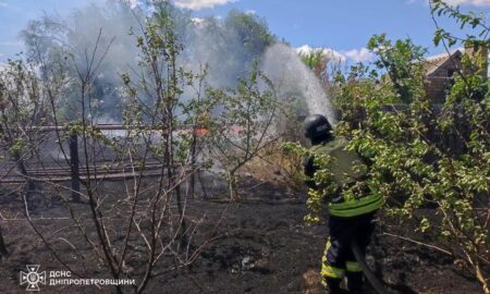 У Нікополі сьогодні FPV-дрон влучив у житловий будинок: сталася пожежа (фото)