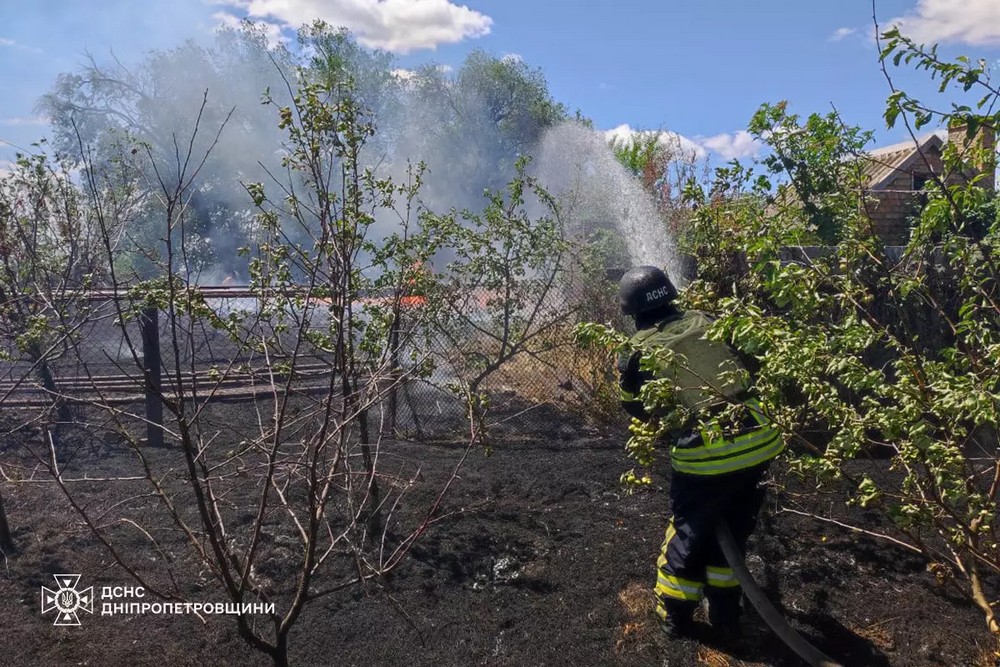 У Нікополі сьогодні FPV-дрон влучив у житловий будинок: сталася пожежа (фото) 1 У Нікополі сьогодні FPV-дрон влучив у житловий будинок: сталася пожежа (фото)