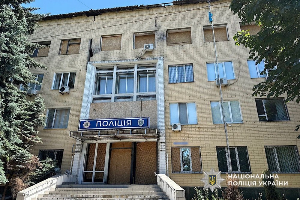 «Найважче було відповідати на дзвінки рідних тих, хто вже ніколи не підніме слухавку»: поліція Нікопольщини три роки працює під обстрілами (фото, відео)