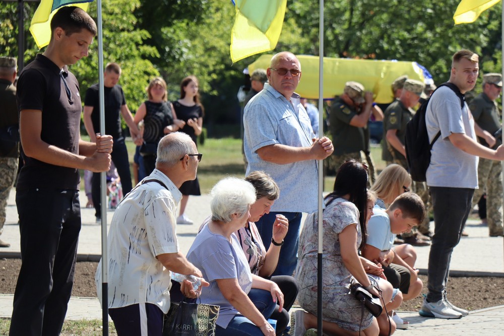 Загинув ще рік тому… На Нікопольщині сьогодні повели в останню путь Героя (фото)
