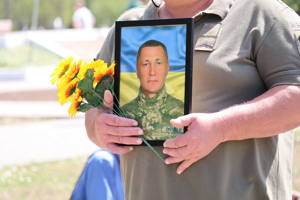 Загинув ще рік тому… На Нікопольщині сьогодні повели в останню путь Героя (фото)