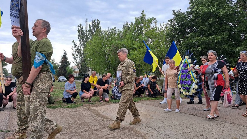 На Нікопольщині сьогодні прощалися з полеглим Героєм: фото