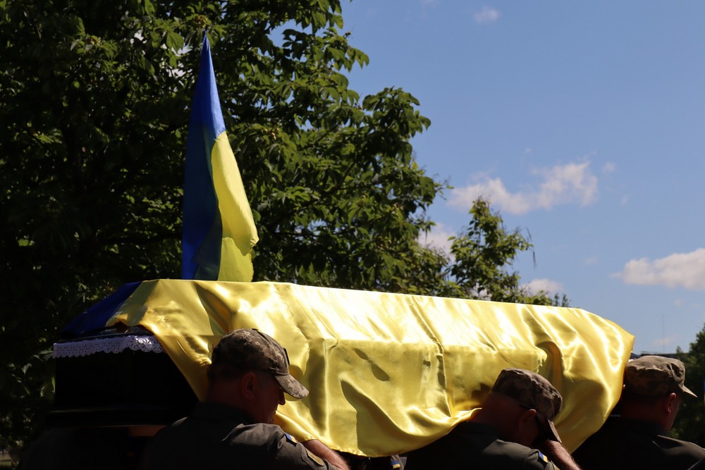 Загинув ще рік тому… На Нікопольщині сьогодні повели в останню путь Героя (фото)