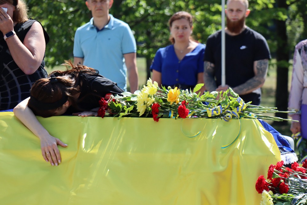 Загинув ще рік тому… На Нікопольщині сьогодні повели в останню путь Героя (фото)