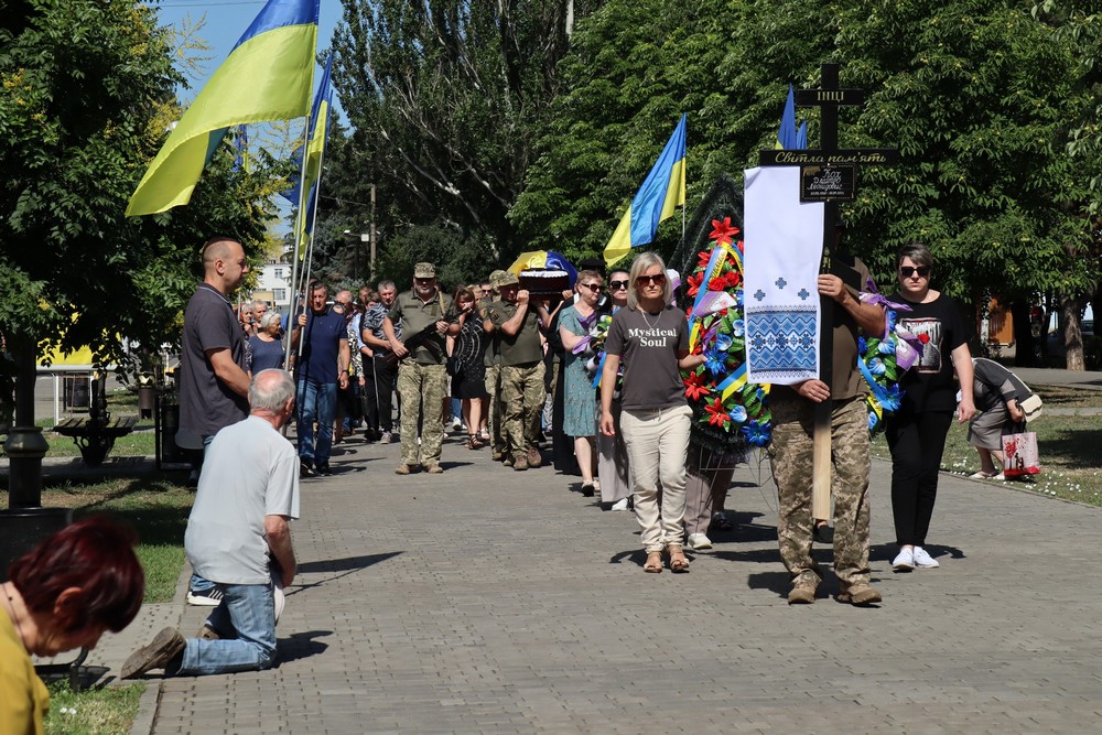 Загинув ще рік тому… На Нікопольщині сьогодні повели в останню путь Героя (фото)