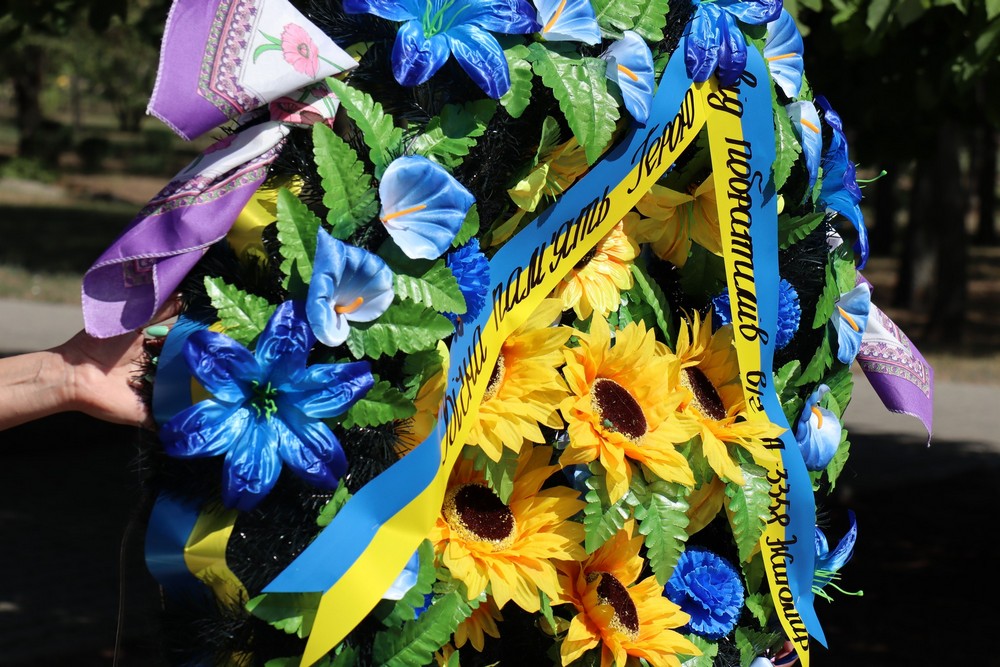 Загинув ще рік тому… На Нікопольщині сьогодні повели в останню путь Героя (фото)