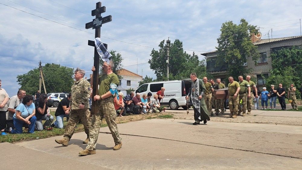 На Нікопольщині сьогодні прощалися з полеглим Героєм: фото