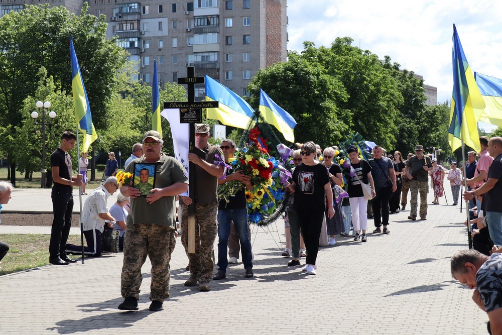 Загинув ще рік тому… На Нікопольщині сьогодні повели в останню путь Героя (фото)