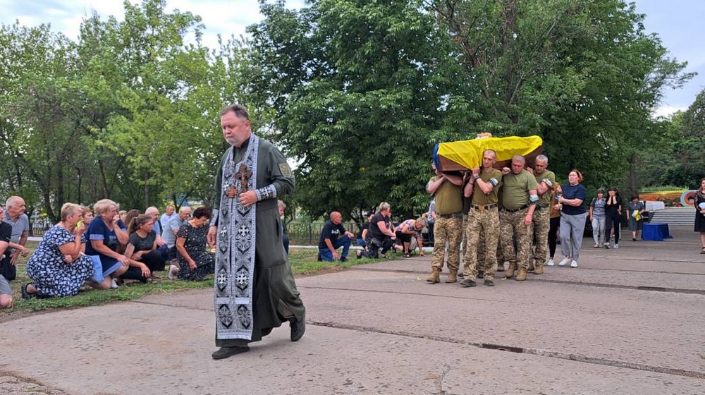 На Нікопольщині сьогодні прощалися з полеглим Героєм: фото