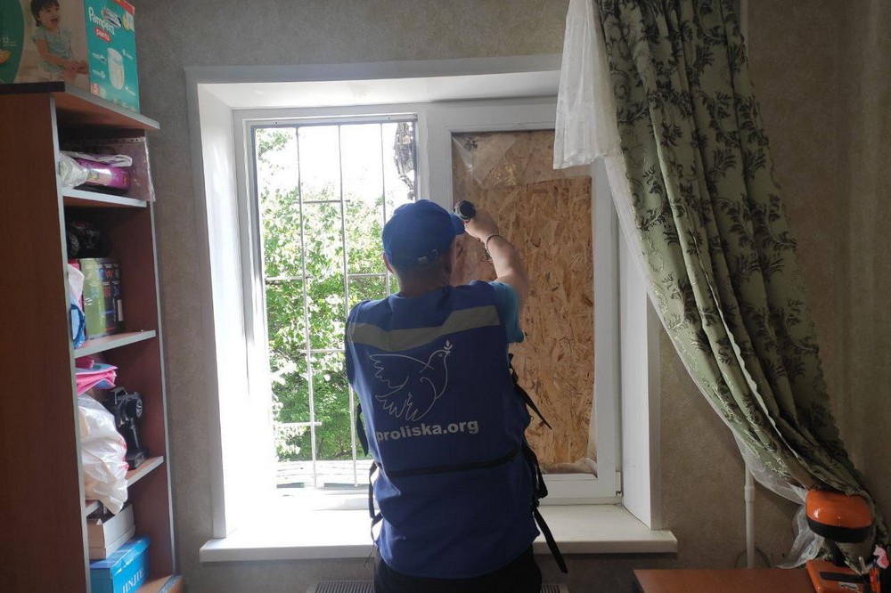 Усувають наслідки обстрілів у Нікополі