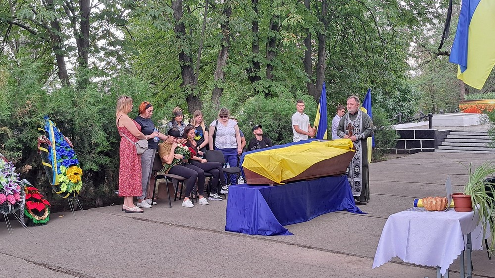 На Нікопольщині сьогодні прощалися з полеглим Героєм: фото