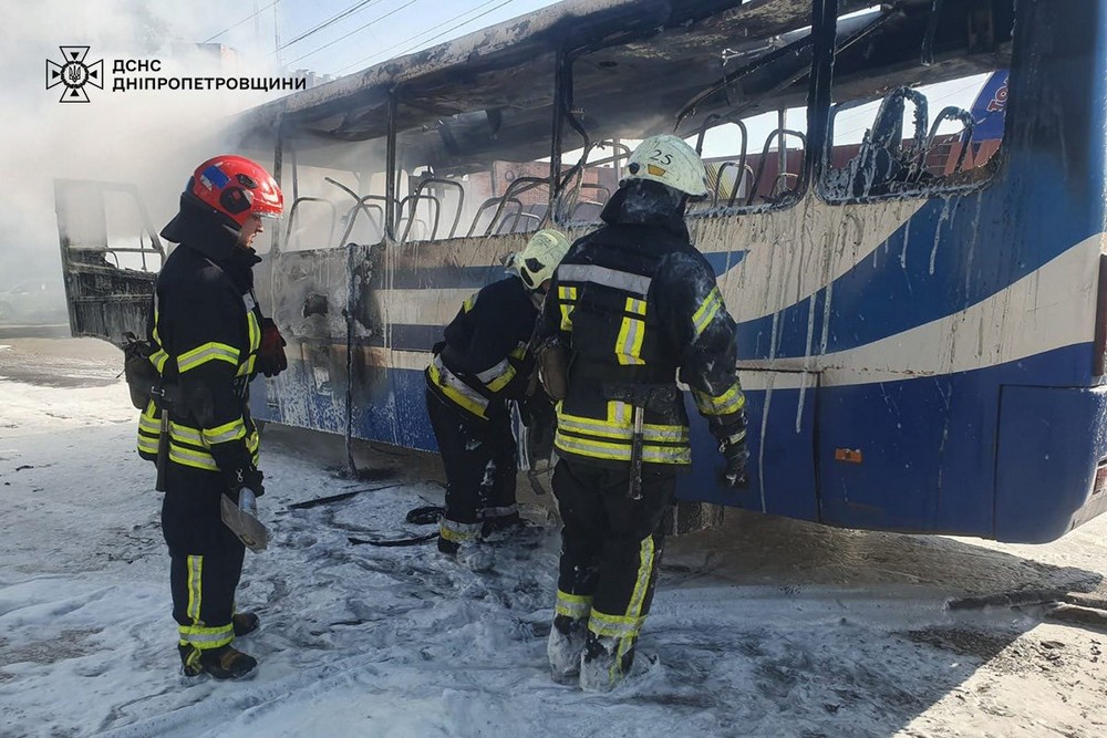 У Дніпрі сьогодні під час руху спалахнув автобус. Надзвичайники ліквідували займання.