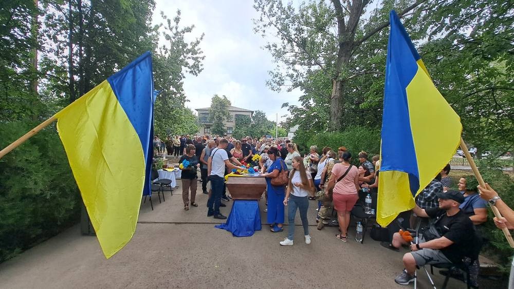 На Нікопольщині сьогодні прощалися з полеглим Героєм: фото