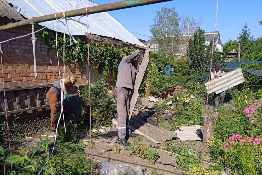 Усувають наслідки обстрілів у Нікополі