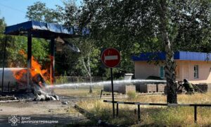 Ворог прицільно вдарив по АЗС у Марганці – виникла пожежа