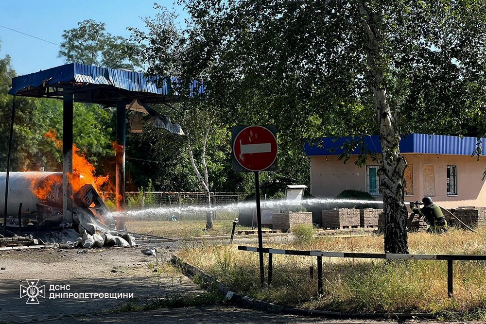 Ворог прицільно вдарив по АЗС у Марганці – виникла пожежа