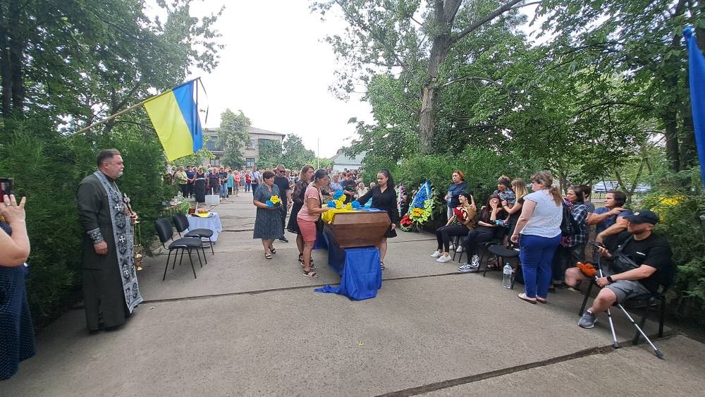 На Нікопольщині сьогодні прощалися з полеглим Героєм: фото