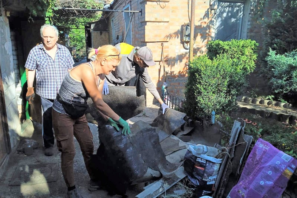 Усувають наслідки обстрілів у Нікополі