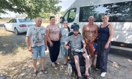 Потрапив у жахливу ДТП на фронті: в Томаківській громаді допомогли ветерану – подарували автоматизований візок