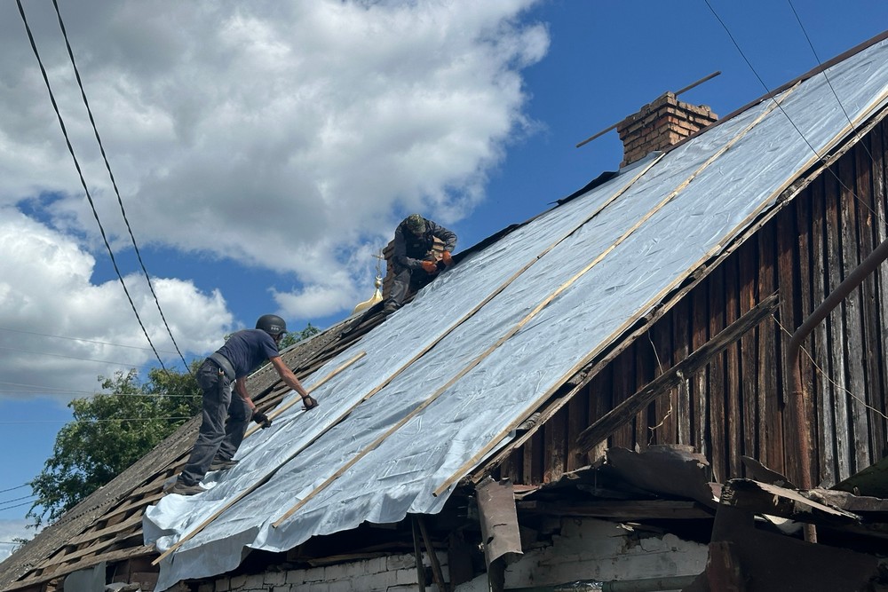 Усувають наслідки обстрілів у Нікополі