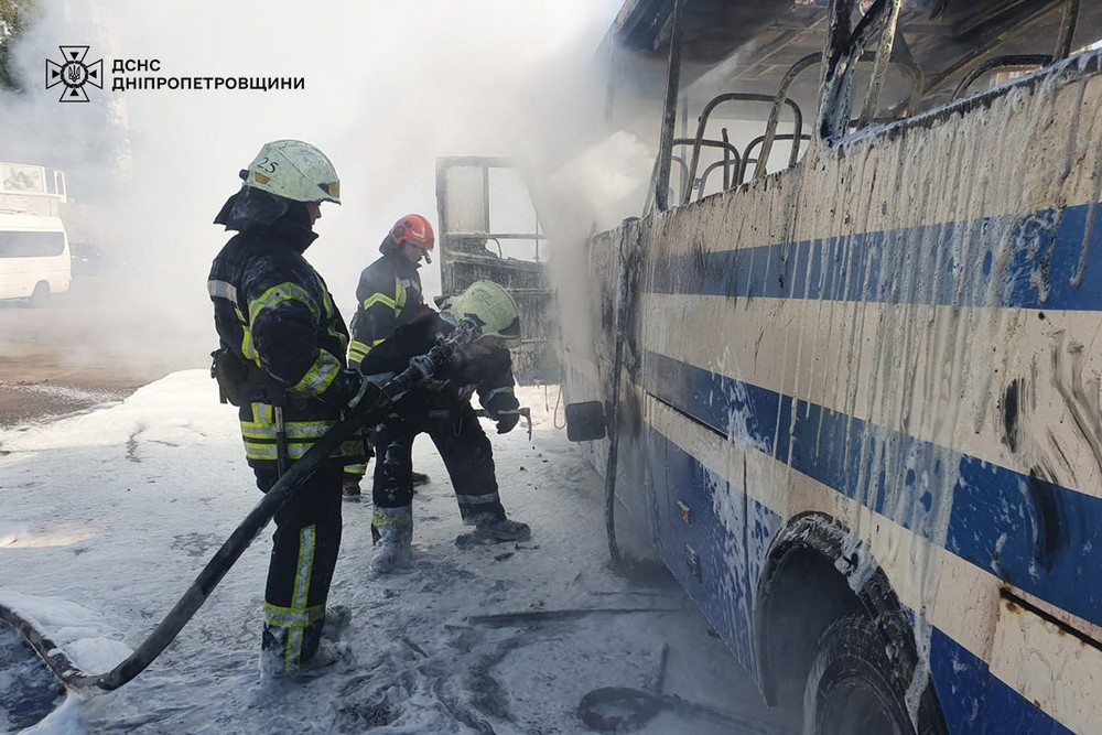 У Дніпрі сьогодні під час руху спалахнув автобус. Надзвичайники ліквідували займання.