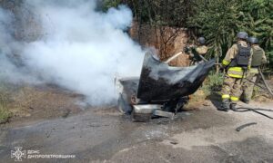 У Нікополі сьогодні FPV-дрон влучив у автівку: виникла пожежа