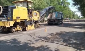 У Томаківці розпочали укладання нового асфальтобетонного покриття: звернення до водіїв