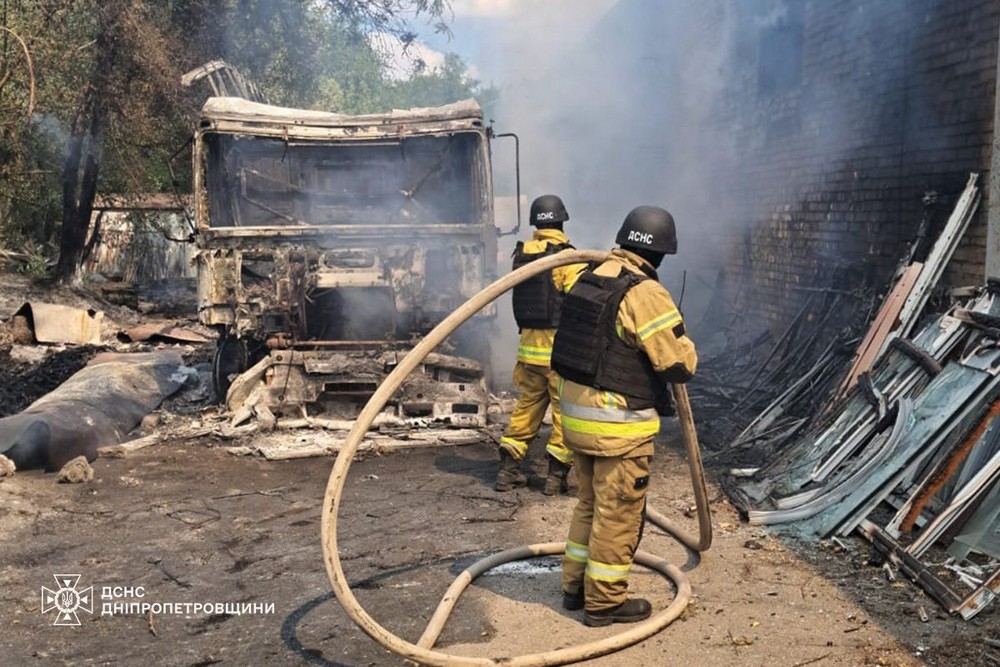 На Нікопольщині ворожий дрон влучив у вантажівку, внаслідок чого автомобіль спалахнув. Пожежу загасили рятувальники