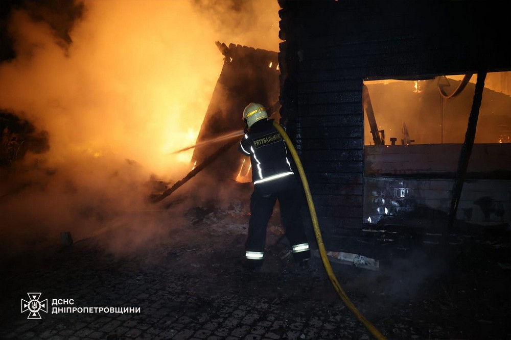 Наслідком нічного ударів по Дніпропетровщині стали поранені люди, пожежа і руйнування.