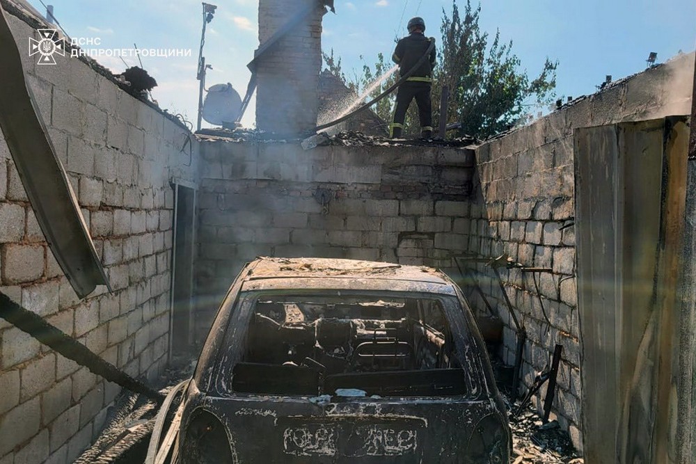 У Нікополі сьогодні внаслідок обстрілу згоріли гараж з автівкою і господарча споруда 1 У Нікополі сьогодні внаслідок обстрілу згоріли гараж з автівкою і господарча споруда