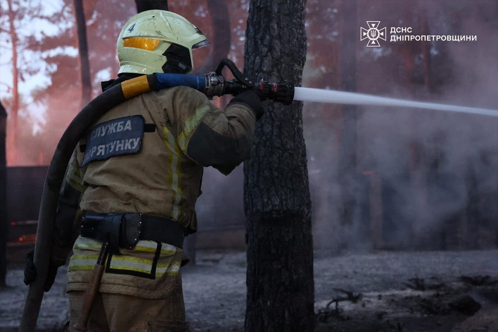 Наслідком нічного ударів по Дніпропетровщині стали поранені люди, пожежа і руйнування.