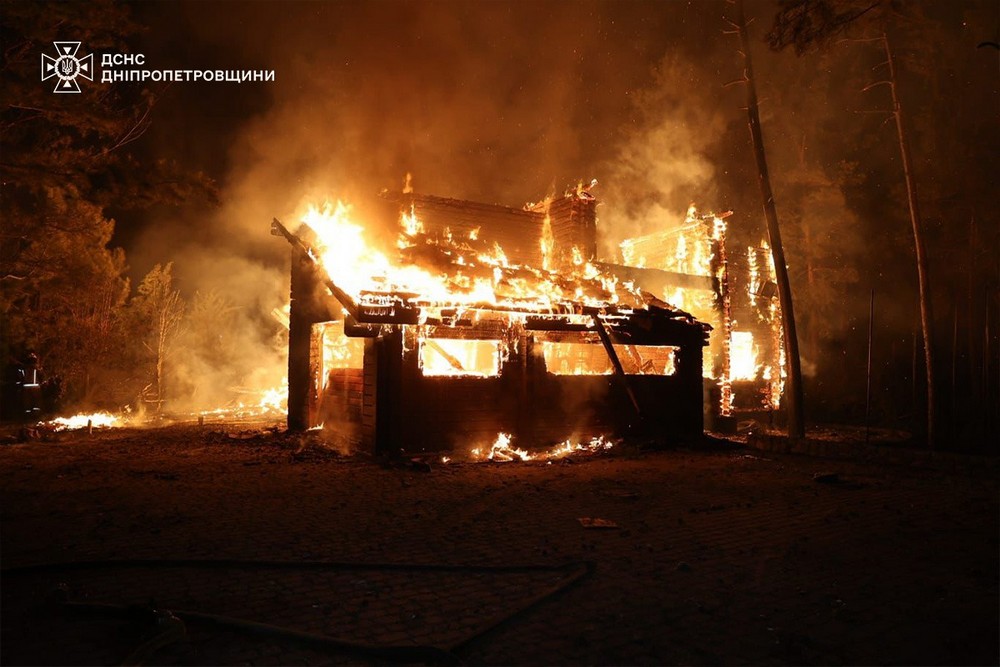 Наслідком нічного ударів по Дніпропетровщині стали поранені люди, пожежа і руйнування.