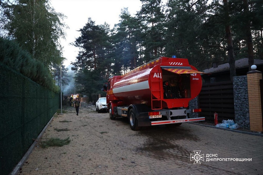 Наслідком нічного ударів по Дніпропетровщині стали поранені люди, пожежа і руйнування.