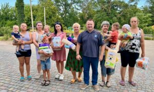 У Нікополі родинам з маленькими дітьми роздали гуманітарну допомогу (відео)