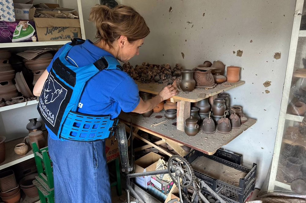 У Нікополі ворог понівечив майстерню відомого гончара (фото)