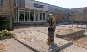 У Нікополі показали, як усувають наслідки вчорашнього обстрілу, і розповіли про інші роботи комунальників (фото)