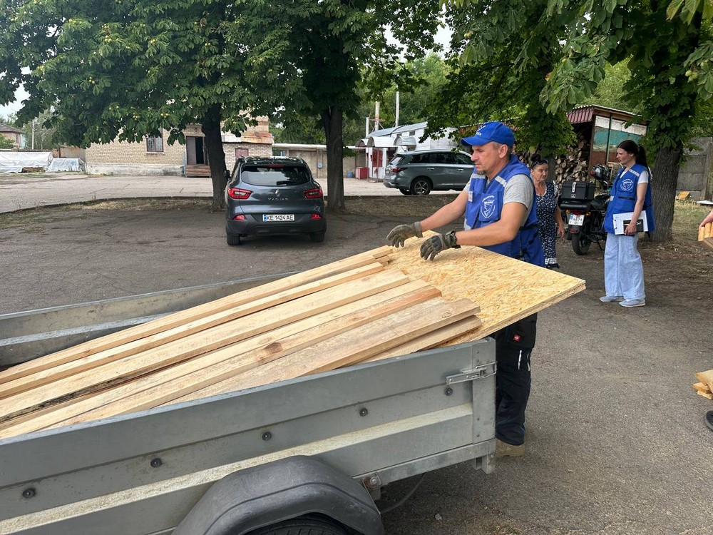 Живуть без світла, зв’язку і транспортного сполучення під звуки вибухів: на НІкопольщині «Проліска» допомогла мешканцям двох сіл