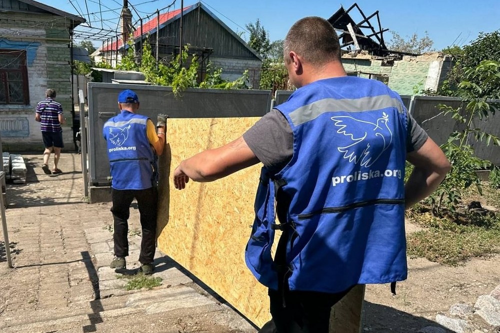 У Нікополі показали, як усувають наслідки обстрілів: фото